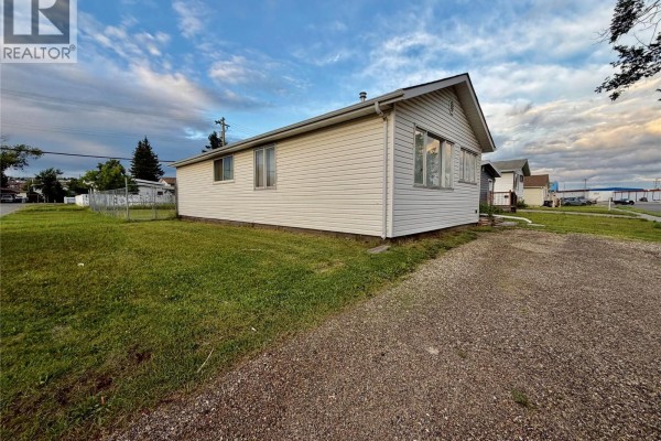 832 106 Avenue, Dawson Creek, BC, photo 2