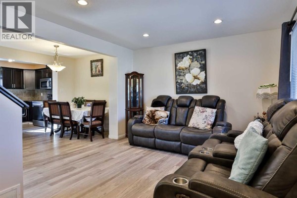 Living room - 832 Silkstone Close, Lethbridge, AB T1J5C6 Photo 4