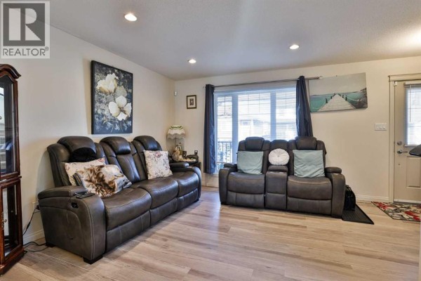 2pc Bathroom - 832 Silkstone Close, Lethbridge, AB T1J5C6 Photo 5