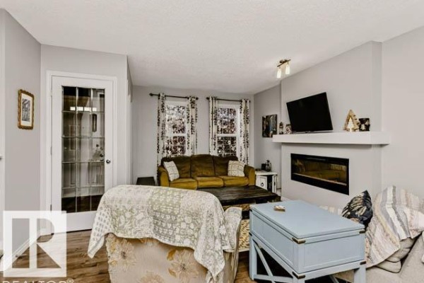 Kitchen - 8323 Ellis Crescent Nw, Edmonton, AB T6M0P8 Photo 3