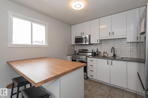 Primary Bedroom - 8326 157 Av Nw, Edmonton, AB T5Z2P7 Photo 5