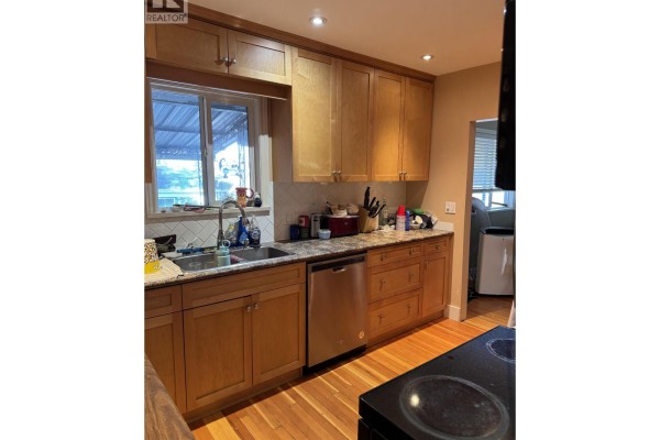 833 Scott Street, New Westminster, BC V3L4V1 Photo 4