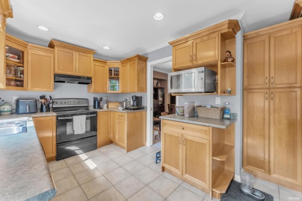8333 167a Street, Surrey, BC V4N5E7 Photo 2