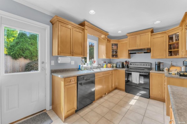 8333 167a Street, Surrey, BC V4N5E7 Photo 3