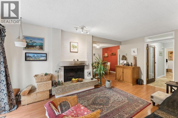834 Hendecourt Road, North Vancouver, BC V7K2Y2 Photo 4