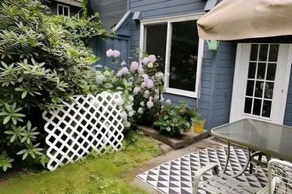 8354 Vinewood Place, Burnaby, BC V5A3V6 Photo 2