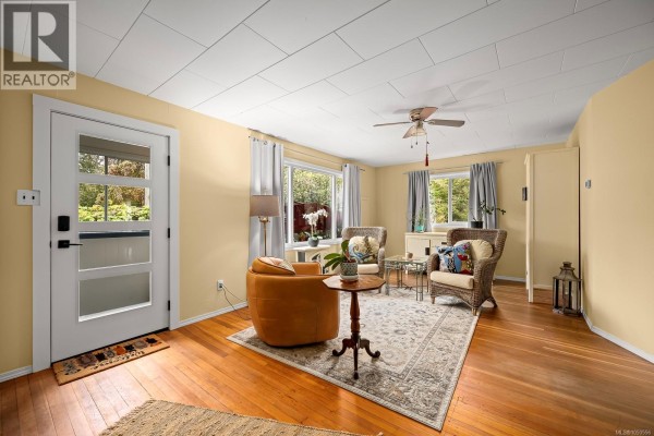 Kitchen - 836 3rd St, Courtenay, BC V9N1G1 Photo 4