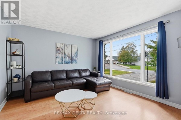 Living room - 836 Cartier Street, Alfred And Plantagenet, ON K0B1C0 Photo 5
