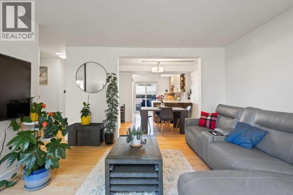 Living room - 836c 68 Avenue Sw, Calgary, AB T2V0N4 Photo 4