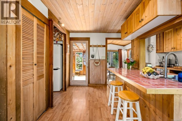 Family room - 838 Sutil Point Rd, Cortes Island, BC V0P1K0 Photo 2