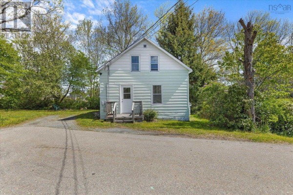 84 Lawrence Street, Liverpool, NS, photo 2