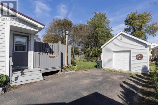 4pc Bathroom - 84 South Albion Street, Amherst, NS B4H2W9 Photo 5