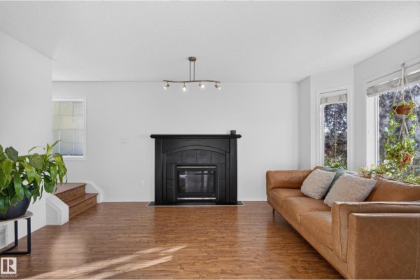 Kitchen - 84 Westwood Ln, Fort Saskatchewan, AB T8L4N8 Photo 3