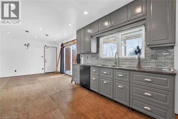 Kitchen - 8410-8408 Highway 3, Dunnville, ON N1A2W4 Photo 5
