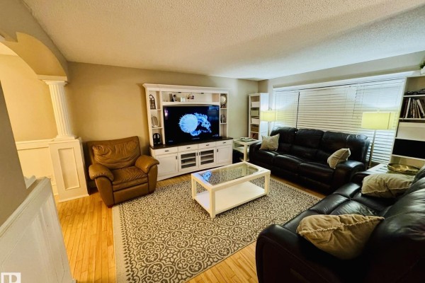 Kitchen - 8416 145 Av Nw, Edmonton, AB T5E2J2 Photo 3