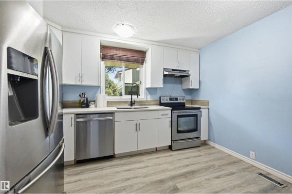 Kitchen - 8423 Mill Woods Rd Nw, Edmonton, AB T6K2P6 Photo 3
