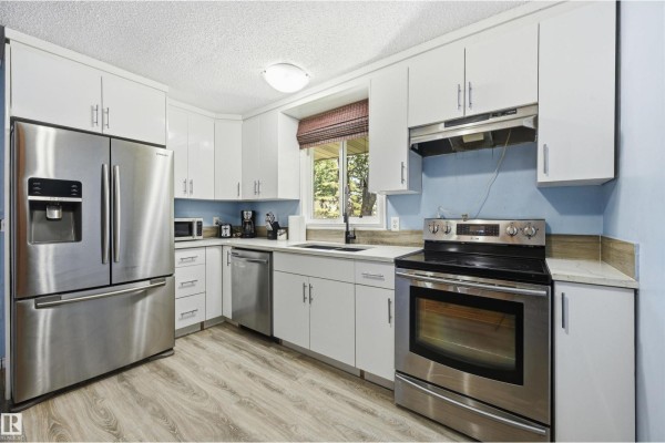Primary Bedroom - 8423 Mill Woods Rd Nw, Edmonton, AB T6K2P6 Photo 4