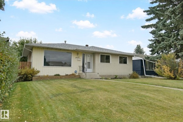 Family room - 8424 70 St Nw, Edmonton, AB T6B1W5 Photo 3