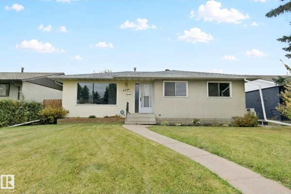 Primary Bedroom - 8424 70 St Nw, Edmonton, AB T6B1W5 Photo 4