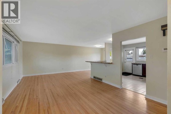 Living room - 8432 Elbow Drive Sw, Calgary, AB T2V1K8 Photo 3