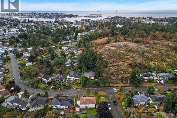 844 Rockheights Ave, Esquimalt, BC, photo 2