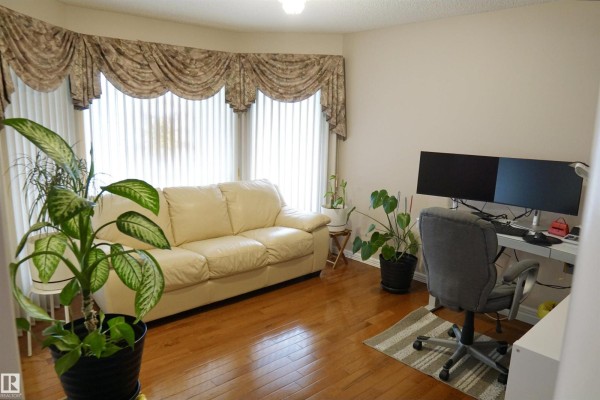 Kitchen - 8504 160a Av Nw, Edmonton, AB T5Z3K2 Photo 3