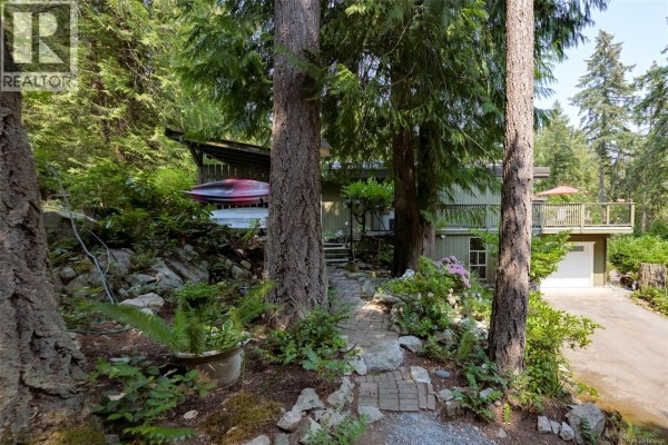 Living room - 8508 Emard Terr, North Saanich, BC V8L1K3 Photo 3