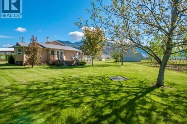Living room - 851 Keremeos Bypass Road, Keremeos, BC V0X1N1 Photo 5