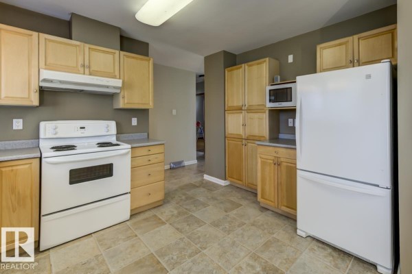 Primary Bedroom - 8511 64 Av Nw, Edmonton, AB T6E0H1 Photo 5