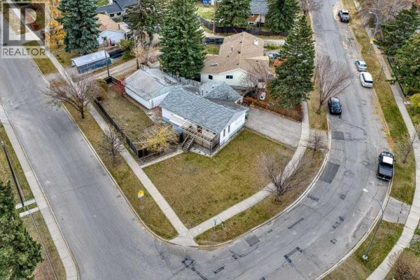 Primary Bedroom - 8528 Bowglen Road Nw, Calgary, AB T3B2T3 Photo 3