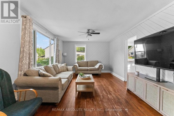Living room - 853 B River Road, Mcnab/braeside, ON K0A1G0 Photo 5