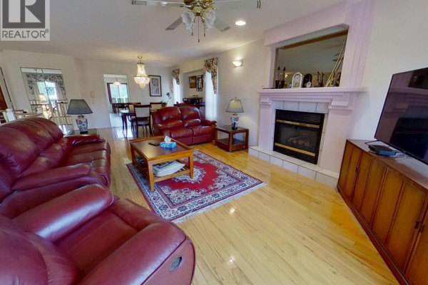 Kitchen - 856 Rolph Street, Quesnel, BC V2J3M1 Photo 3