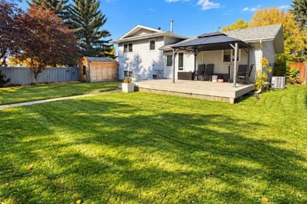 Kitchen - 86 Harolds Hllow, Whitecourt, AB T7S1C4 Photo 2