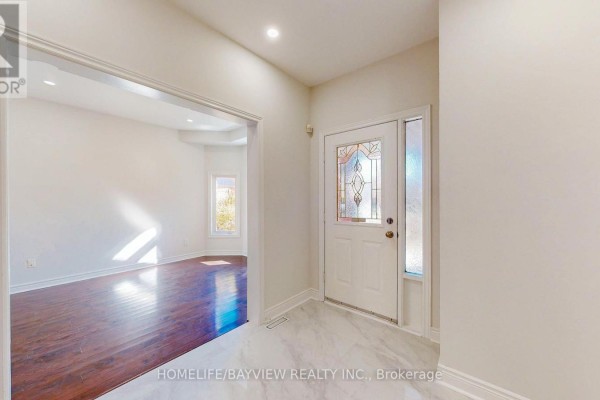 Living room - 861 Surin Court, Newmarket, ON L3Y8R3 Photo 3