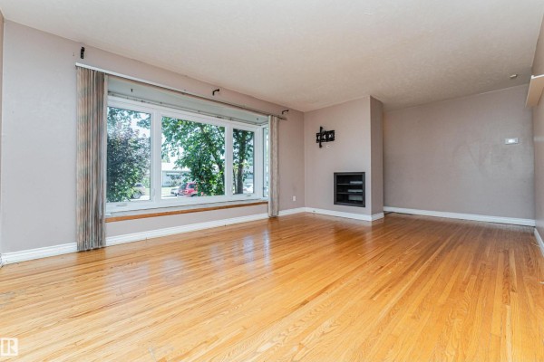 Family room - 8610 157 St Nw, Edmonton, AB T5R2A5 Photo 4