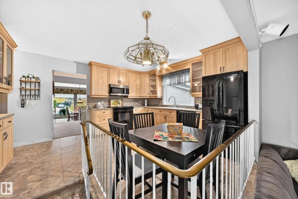 Kitchen - 8612 176 St Nw, Edmonton, AB T5T0N3 Photo 3