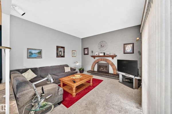 Family room - 8612 176 St Nw, Edmonton, AB T5T0N3 Photo 4