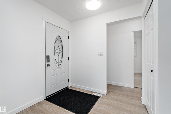 Primary Bedroom - 8612 30 Av Nw Nw, Edmonton, AB T6K2X7 Photo 4