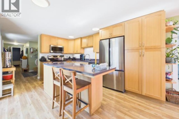 Kitchen - 8612 Myrtle Point Road, Powell River, BC V8A0H2 Photo 3