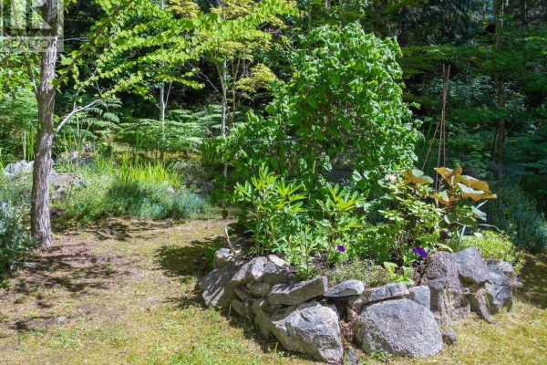 8626 Redrooffs Road, Halfmoon Bay, BC V7Z1E7 Photo 3