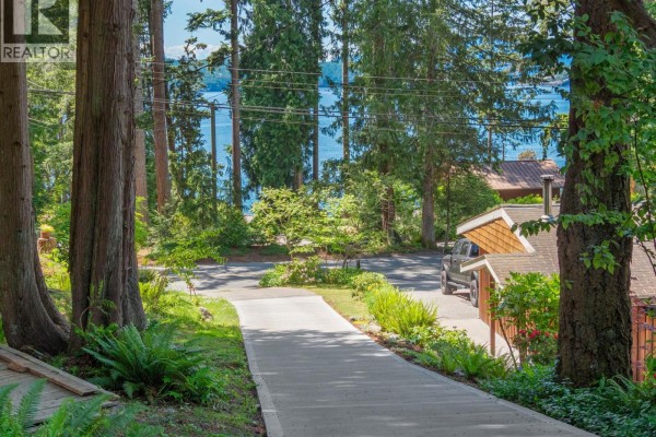 8626 Redrooffs Road, Halfmoon Bay, BC V7Z1E7 Photo 4