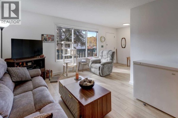 Bedroom - 8636 47 Avenue Nw, Calgary, AB T3B2A2 Photo 5