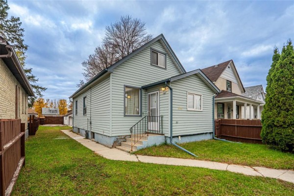 Living room - 866 Mountain Avenue, Winnipeg, MB R2X1C3 Photo 2