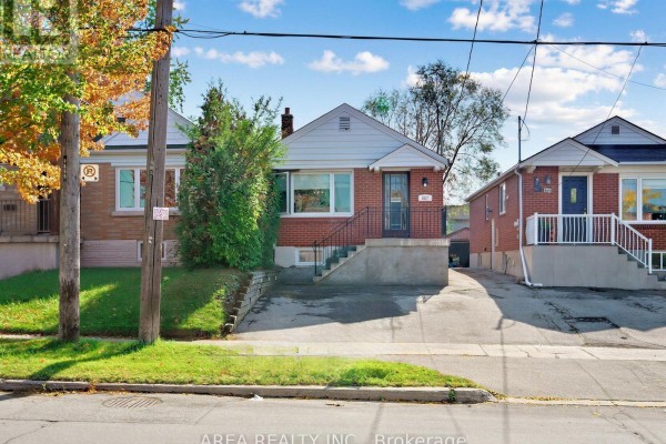 Kitchen - 867 Glencairn Avenue, Toronto, ON M6B2A4 Photo 2