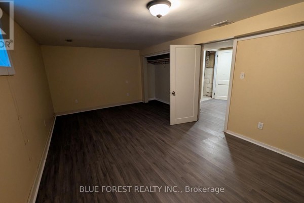 Bedroom with closet and vinyl plank flooring - 867 Queens Avenue London East