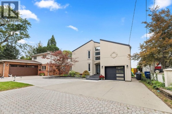 5pc Ensuite bath - 8678 Riverside Drive, Windsor, ON N8S1E9 Photo 2