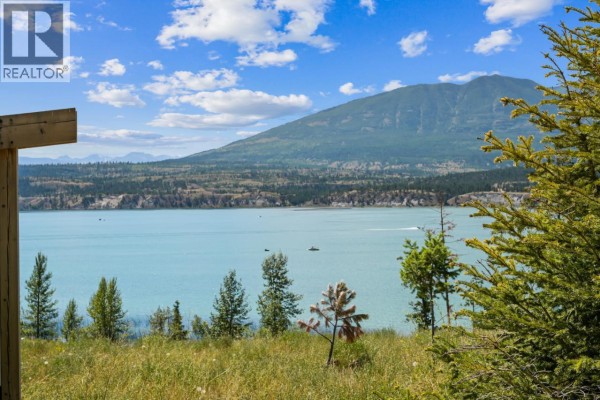 8679 Cottage Lane, Canal Flats, BC, photo 3
