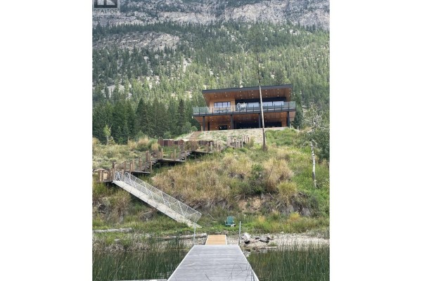 8679 Cottage Lane, Canal Flats, BC V0B1B0 Photo 4