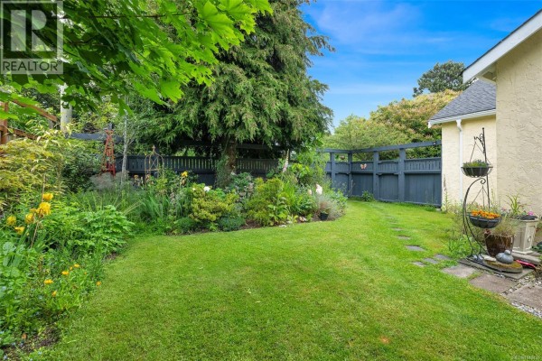 868 Hampshire Rd, Oak Bay, BC, photo 2