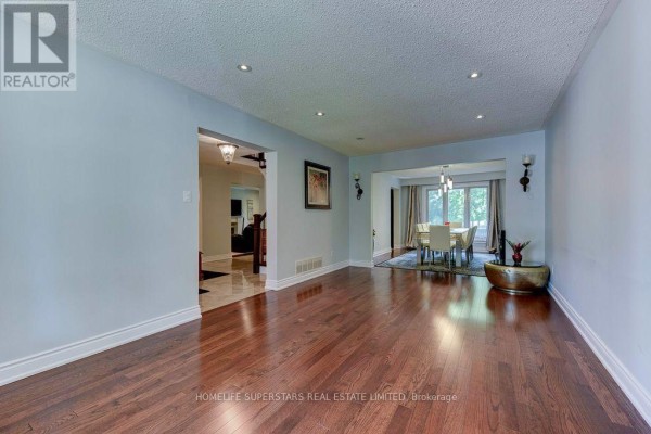 Kitchen - 868 Kowal Drive, Mississauga, ON L5H3T4 Photo 3